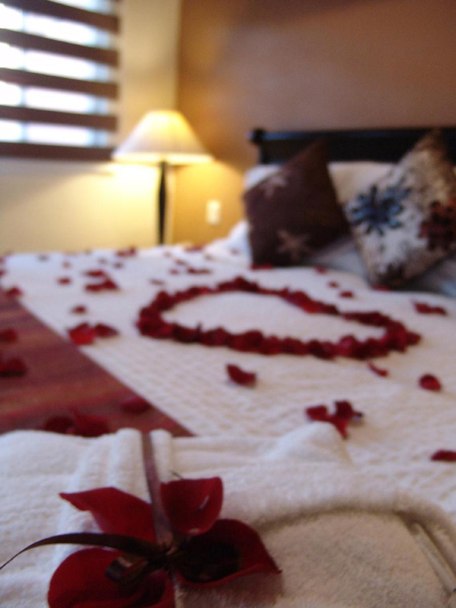 Casa Del Tio Hotel Boutique San Miguel de Allende Zimmer foto A bed decorated with rose petals