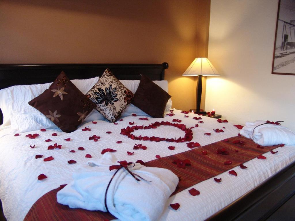 Casa Del Tio Hotel Boutique San Miguel de Allende Zimmer foto A bed with rose petals